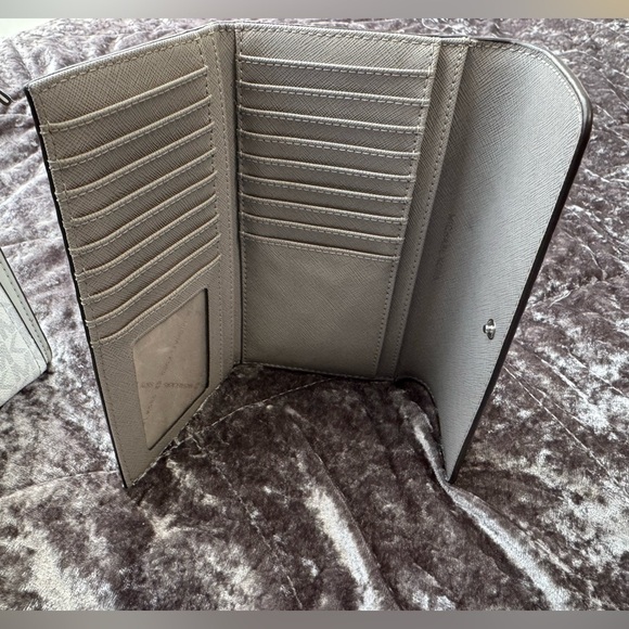 Michael Kors Hope Medium Messenger Purse and Trifold Wallet - Picture 4 of 10